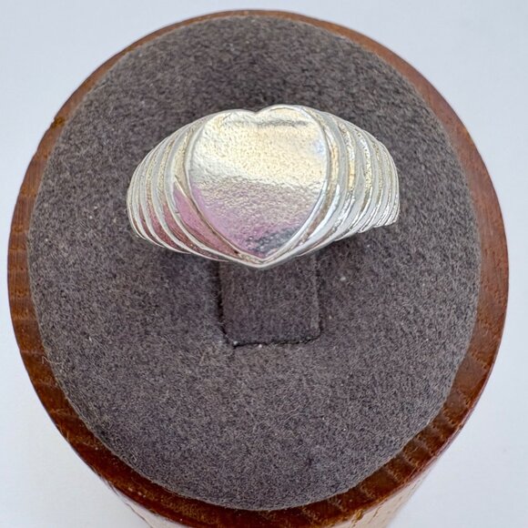 VTG Sterling Silver 925 Heart Shaped Textured Band Signet Style Ring Size 6.75 - Picture 1 of 9